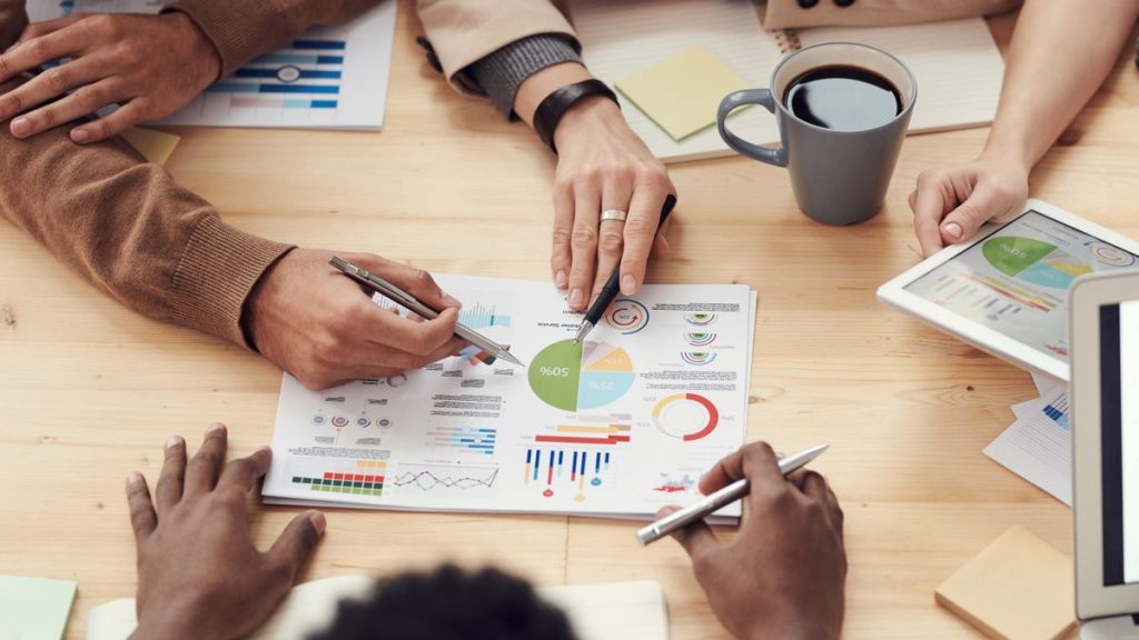 Empreendedores usando o APP019 do Grupo019 para divulgar empresas, produtos e servicos