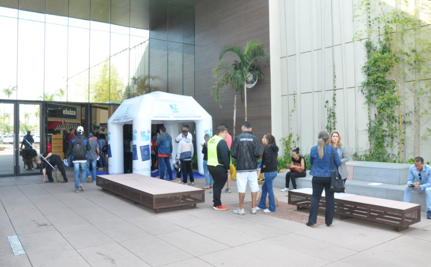 8ª Feira do Emprego no Tivoli Shopping terá mais de... 2 Pessoas na entrada de evento de empregos em área de shopping