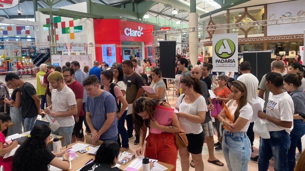 8ª Feira do Emprego no Tivoli Shopping terá mais de... 6 Pessoas e recrutadores reunidos em feira de empregos